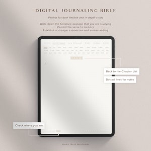 Pu&ograve; includere: Un modello di Bibbia digitale per la scrittura di un diario con uno sfondo marrone chiaro e uno schermo di tablet bianco. Lo schermo del tablet mostra un sommario per l'Antico e il Nuovo Testamento, una sezione per le note e una sezione per la scrittura di un diario. Il testo "GENESIS" &egrave; evidenziato in un riquadro marrone chiaro. Il testo "Check where you are" &egrave; nella parte inferiore dello schermo. I testi "Back to the Chapter List" e "Dotted lines for notes" sono in riquadri marroni chiari nella parte superiore destra dello schermo.