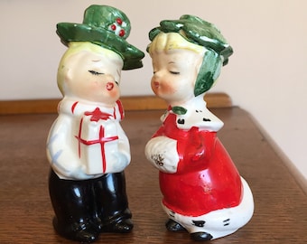 Vintage Christmas boy and girl kissing salt & pepper shaker figurines Holly hats muff gift 1950s Japan