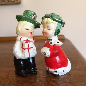 Vintage Christmas boy and girl kissing salt & pepper shaker figurines Holly hats muff gift 1950s Japan