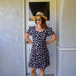 90&#39;s Vestido de novia floral negro con mangas de hojaldre