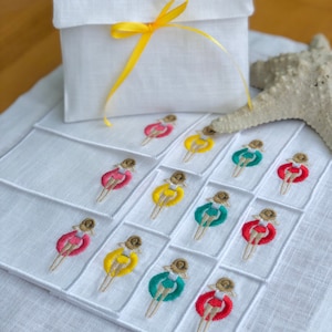 Broderat linneservettset med cocktail: Design för poolpartytjej