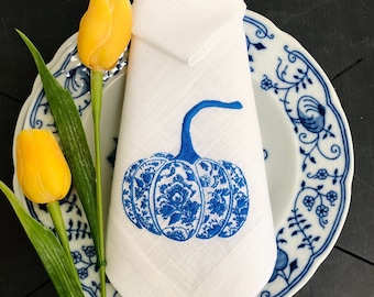 Bestickte Leinenserviette: Chinoiserie Blauer Weiden-Kürbis, mit Monogramm
