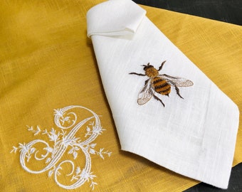 Haftowana lniana serwetka z motywem pszczół: monogramowana dekoracja stołu