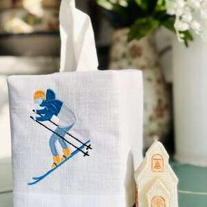 Broderat linnefodral till näsduksask: Vintersportdekor bild 4