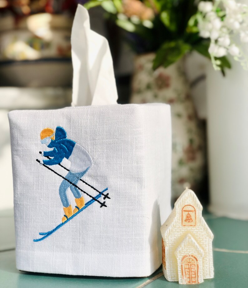Broderat linnefodral till näsduksask: Vintersportdekor bild 4