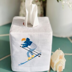 Broderat linnefodral till näsduksask: Vintersportdekor bild 6
