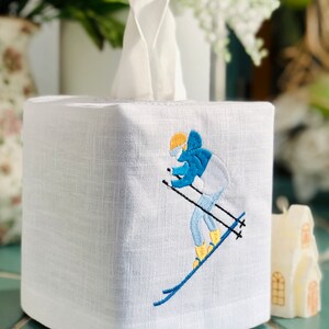 Broderat linnefodral till näsduksask: Vintersportdekor bild 7