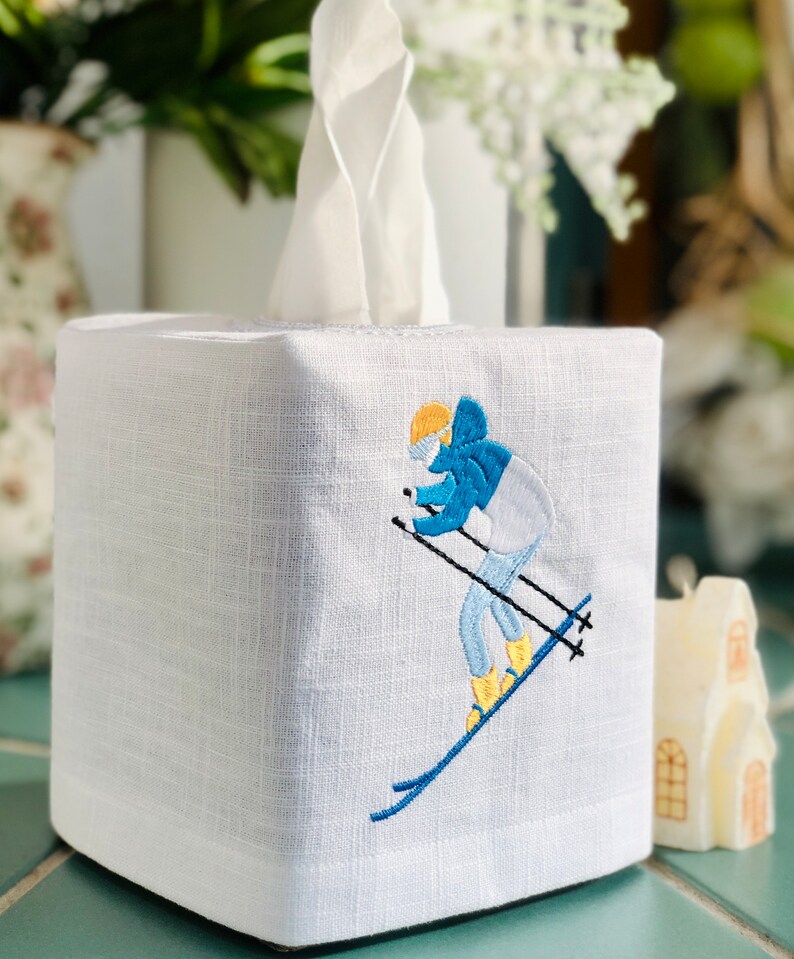 Broderat linnefodral till näsduksask: Vintersportdekor bild 7