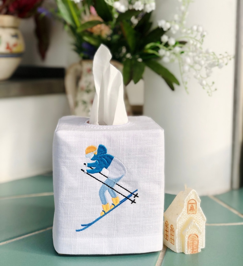 Broderat linnefodral till näsduksask: Vintersportdekor bild 1
