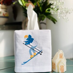 Broderat linnefodral till näsduksask: Vintersportdekor bild 5