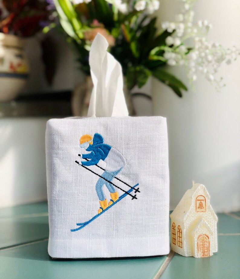 Broderat linnefodral till näsduksask: Vintersportdekor bild 5