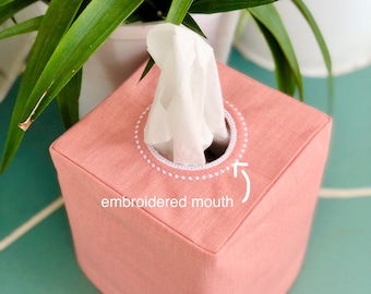 Överdrag till näsduksask i linne: Broderad mun, minimalistisk inredning