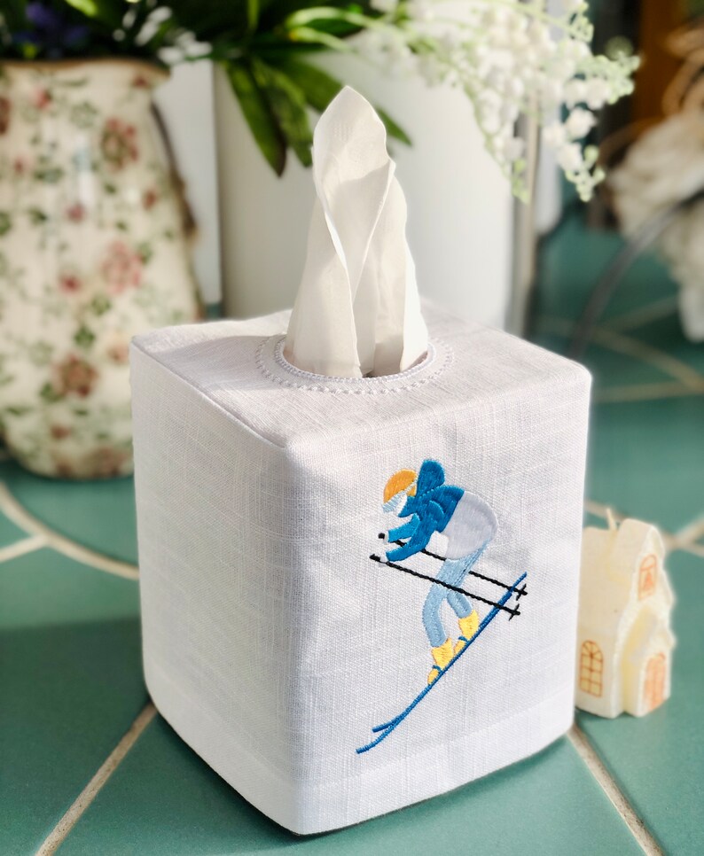 Broderat linnefodral till näsduksask: Vintersportdekor bild 3