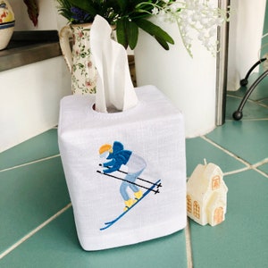 Broderat linnefodral till näsduksask: Vintersportdekor bild 8