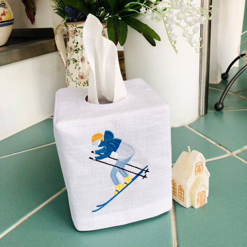Broderat linnefodral till näsduksask: Vintersportdekor bild 8