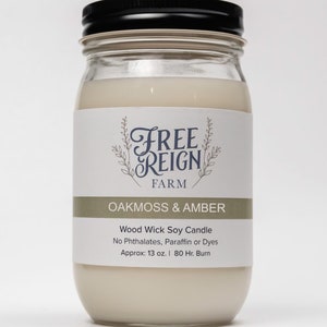 Pu&ograve; includere: Una candela in vetro in un barattolo con un coperchio nero e un'etichetta bianca. L'etichetta dice "FREE REIGN FARM" e "OAKMOSS & AMBER". La candela &egrave; una candela di soia con stoppino di legno e pesa circa 13 once. Ha un tempo di combustione di 80 ore. La candela &egrave; realizzata senza ftalati, paraffina o coloranti.