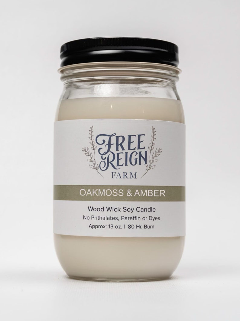 Pu&ograve; includere: Una candela in vetro in un barattolo con un coperchio nero e un'etichetta bianca. L'etichetta dice "FREE REIGN FARM" e "OAKMOSS & AMBER". La candela &egrave; una candela di soia con stoppino di legno e pesa circa 13 once. Ha un tempo di combustione di 80 ore. La candela &egrave; realizzata senza ftalati, paraffina o coloranti.