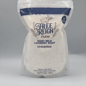 Pu&ograve; includere: Un sacchetto bianco richiudibile di sapone per bucato al latte di capra con un'etichetta che dice "Free Reign Farm Goat Milk Laundry Soap Unscented" e un'illustrazione di capra. L'etichetta dice anche "Natural Non-Toxic Small Artisan Batch Production Approx: 3 LBS | 1361 g" e "96 Loads".