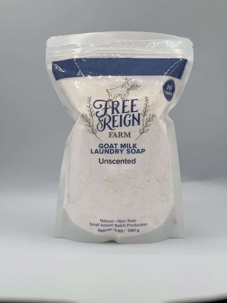 Pu&ograve; includere: Un sacchetto bianco richiudibile di sapone per bucato al latte di capra con un'etichetta che dice "Free Reign Farm Goat Milk Laundry Soap Unscented" e un'illustrazione di capra. L'etichetta dice anche "Natural Non-Toxic Small Artisan Batch Production Approx: 3 LBS | 1361 g" e "96 Loads".
