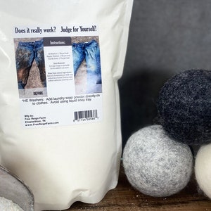 Pu&ograve; includere: Un sacchetto bianco di detersivo in polvere con il testo "Does it really work? Judge for yourself!" e istruzioni per l'uso. Il sacchetto &egrave; accanto a tre palline per l'asciugatura in lana: una nera, una grigia e una bianca.