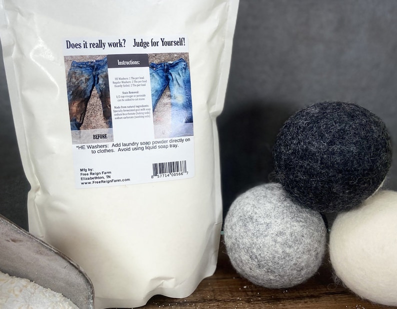 Pu&ograve; includere: Un sacchetto bianco di detersivo in polvere con il testo "Does it really work? Judge for yourself!" e istruzioni per l'uso. Il sacchetto &egrave; accanto a tre palline per l'asciugatura in lana: una nera, una grigia e una bianca.
