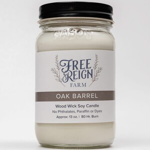 Pu&ograve; includere: Una candela di soia bianca in un barattolo di vetro trasparente con un coperchio nero. L'etichetta riporta "Free Reign Farm" e "Oak Barrel". La candela &egrave; una candela di soia con stoppino in legno senza ftalati, paraffina o coloranti. Ha un peso di circa 13 once e una durata di 80 ore.