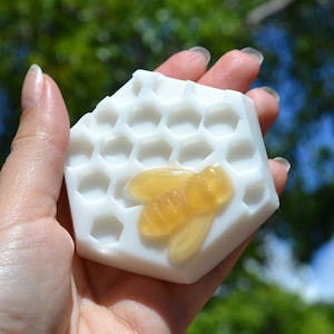 HONEYCOMB & BEE MOLD, Large Silicone 6 Cavity Baking Mold, Honey Soap Mold, Queen Bee Mold, Baby Shower Supplies Mold for Bath Bombs Beehive