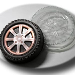 Puede incluir: Un molde de neumático negro y marrón con un diseño de rueda detallado. El molde está hecho de silicona y está diseñado para hacer decoraciones de neumáticos comestibles.