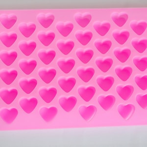 MOLDE DE CORAZONES MINI - Molde de silicona para jabón, molde con 55 incrustaciones de corazón, molde para bombones, molde de corazones pequeños, arcilla polimérica, molde para hielo, suministros de resina