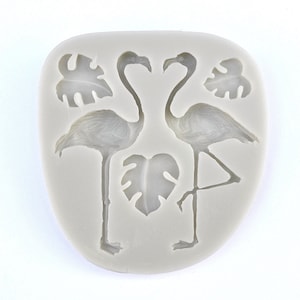 Puede incluir: Molde de silicona para hornear con dos diseños de flamencos y tres diseños de hojas tropicales.