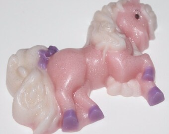Könnte beinhalten: Eine rosa glitzernde Einhorn-Seife mit einer weißen Mähne und einem weißen Schwanz, lila Hufen und einer lila Schleife am Schwanz.
