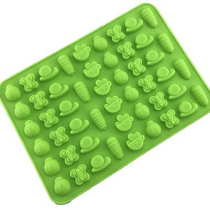Puede incluir: Molde de silicona verde con 36 cavidades individuales para hacer caramelos o chocolate. Las cavidades tienen forma de mariposas, caracoles, mariquitas y tazas de té.
