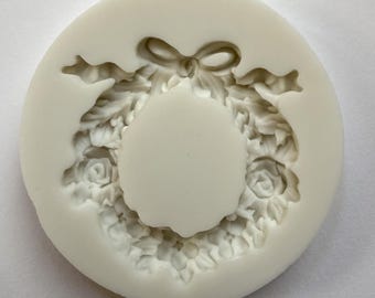 Molde para corona navideña, ideal para repostería navideña, fondant, decoración de cupcakes, resina y otros usos. Molde de silicona de alta precisión y gran detalle. Envío rápido.
