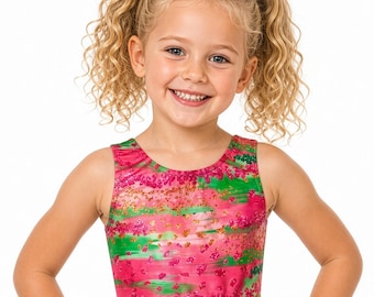 Puede incluir: Un maillot sin mangas con un patrón abstracto y vibrante de bandas horizontales en tonos rosa brillante, magenta y verde lima, acentuado con una textura brillante y con purpurina en todo el diseño de la tela.