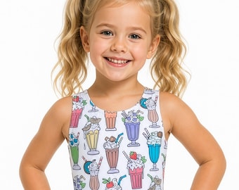 Puede incluir: Un bañador de una pieza blanco con un patrón repetitivo de batidos y helados coloridos en tonos rosa, azul, morado y naranja, con pajitas, nata montada y frutas decorativas en una silueta sin mangas con cuello redondo.