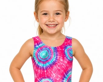 Puede incluir: Un maillot sin mangas con un vibrante estampado tie-dye de círculos concéntricos en tonos rosa brillante, morado y azul turquesa. La prenda tiene un cuello redondo y una silueta ajustada, confeccionada en un tejido liso y elástico.