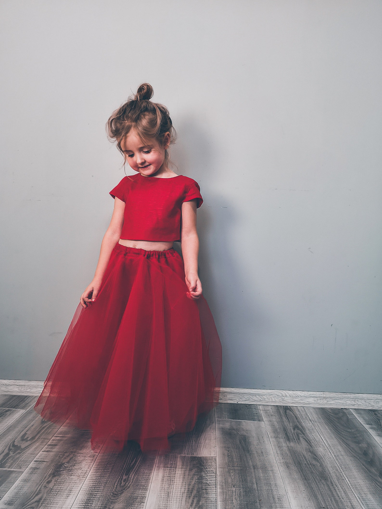 Платье фатин. Наряды для девочек для песни подружки. Гермиона платье школьное. Платье младший. Одежда на выпускной для девушек.