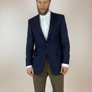 Puede incluir: Un letrero de madera rústica con la frase "Welcome to our home" en letras blancas. El letrero presenta un acabado envejecido y un diseño sencillo y acogedor.