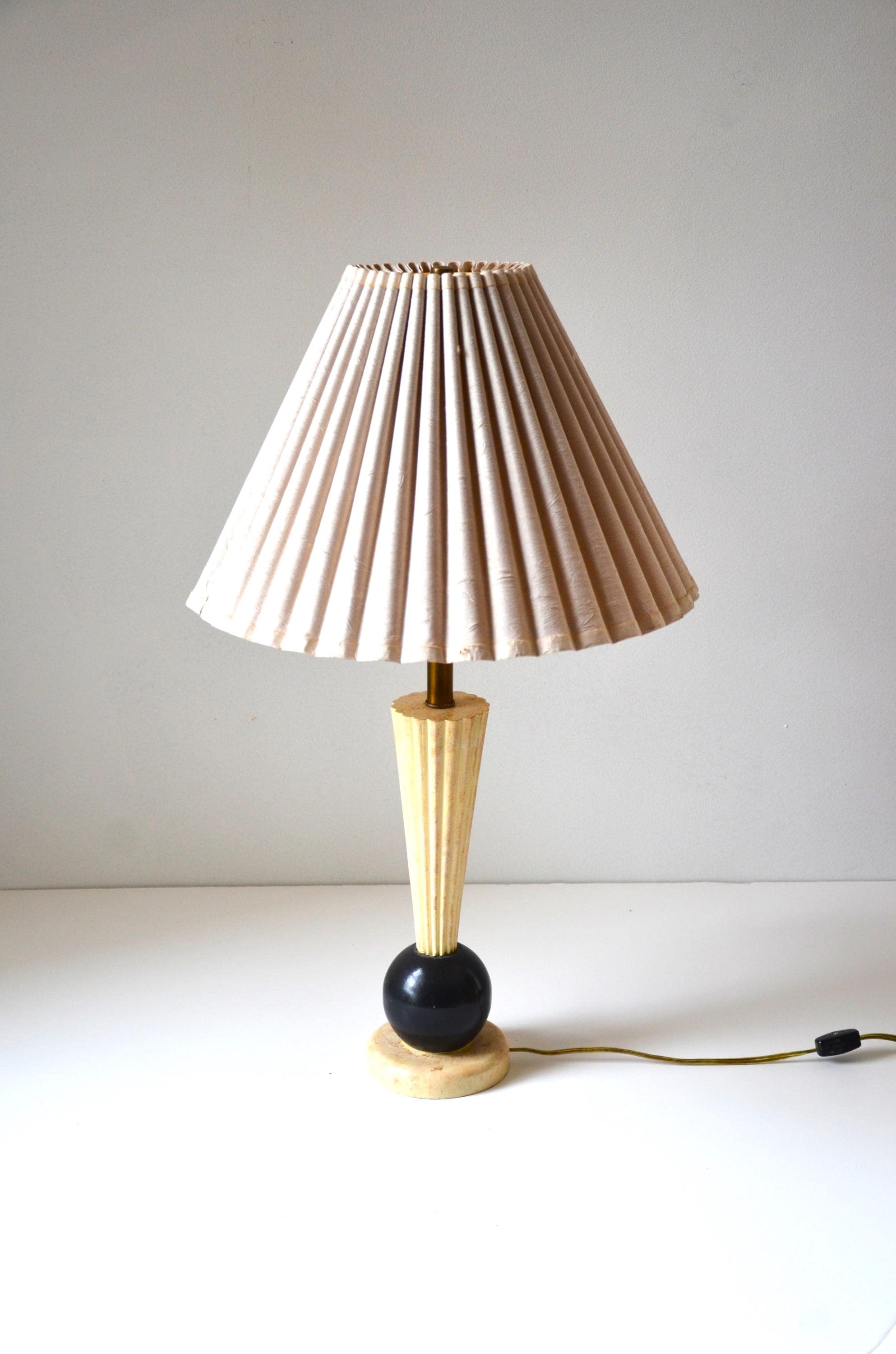 Italian Memphis Style Mid-century Chalkware Table Lamp With