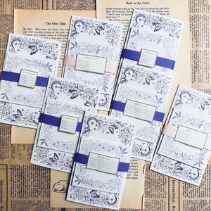 Un set di 10 cartoline botaniche per il junk journaling e lo scrapbooking. Carte di giornale, carte promemoria con motivi floreali, carte in cartoncino.