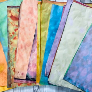 Mehrfarbiges, mit Tee gefärbtes Papier für Junk-Journaling, Journaling, Scrapbooking, Journal-Einsatz und DIY-Journal-Projekt.