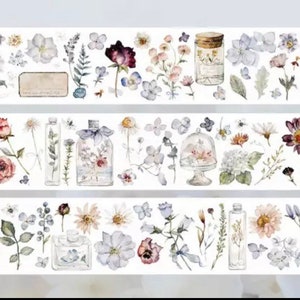 Peut inclure: Trois bandes de ruban adhésif décoratif avec des illustrations à l'aquarelle de fleurs, de feuilles et de flacons de parfum dans les tons rose, violet et bleu. Le ruban a un fond blanc.