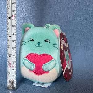 Nuevo Squishmallows Kellytoy Squishmallow de 3.5" Sigrid, la gata siamesa con corazón, mochila con clip, llavero y etiqueta, lindo gatito Aqua