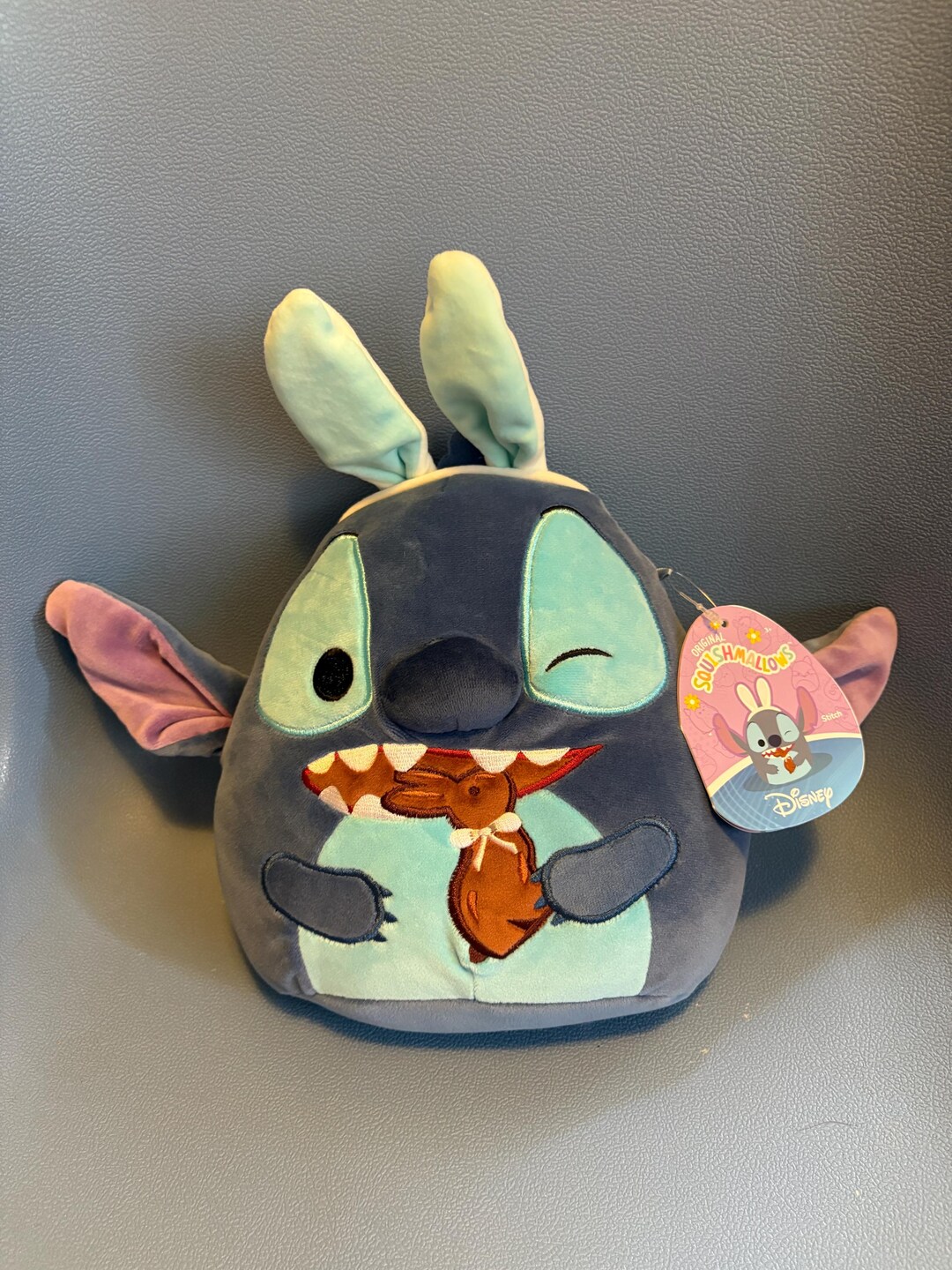 Un Lapin Tenant Une Carotte | Vecteur Premium