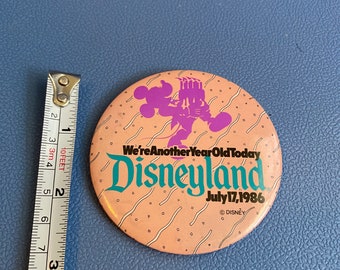 Vintage jaren 1980 Walt Disneyland We're Another Year Old 1986 souvenir Mickey Mouse 3,5 inch pin ronde grote collectible zeldzaam