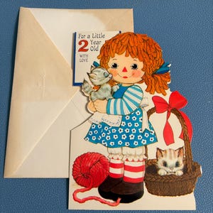 Cartão de felicitações vintage NOS sem uso Raggedy Ann Hallmark Feliz aniversário menina de 2 anos Kitten Kitty Cat 25B 202-7 Colagem de itens colecionáveis