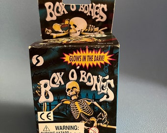 Vintage NOS Ungeöffnete Box O 'Bones Skeleton Glow-in-the-Dark Anatomisch Korrekte Originale Box Halloween Sammlerstück Großartiges Grafikmodell Kit