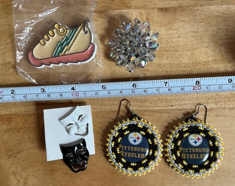 Vintage Schmuck 1980s Theater Gesichter Masken Ohrringe Österreichischen Kristall Pin Brosche Mid Century Steelers NFL Football Perlen Schlüsselanhänger Sneaker