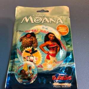 K&ouml;nnte beinhalten: Ein blauer und wei&szlig;er, dehnbarer Plastikballon mit Figuren aus dem Disney-Film Vaiana. Der Ballon hat einen Durchmesser von 56 cm und zeigt Vaiana, Maui und Pua. Der Ballon ist in einer durchsichtigen Plastikt&uuml;te verpackt mit einer Kopfkarte, auf der "Disney Vaiana" steht.