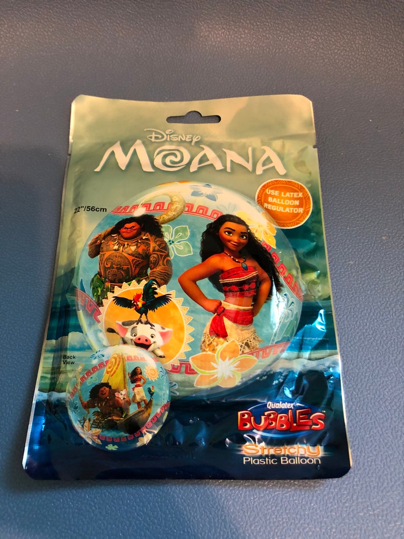 K&ouml;nnte beinhalten: Ein blauer und wei&szlig;er, dehnbarer Plastikballon mit Figuren aus dem Disney-Film Vaiana. Der Ballon hat einen Durchmesser von 56 cm und zeigt Vaiana, Maui und Pua. Der Ballon ist in einer durchsichtigen Plastikt&uuml;te verpackt mit einer Kopfkarte, auf der "Disney Vaiana" steht.